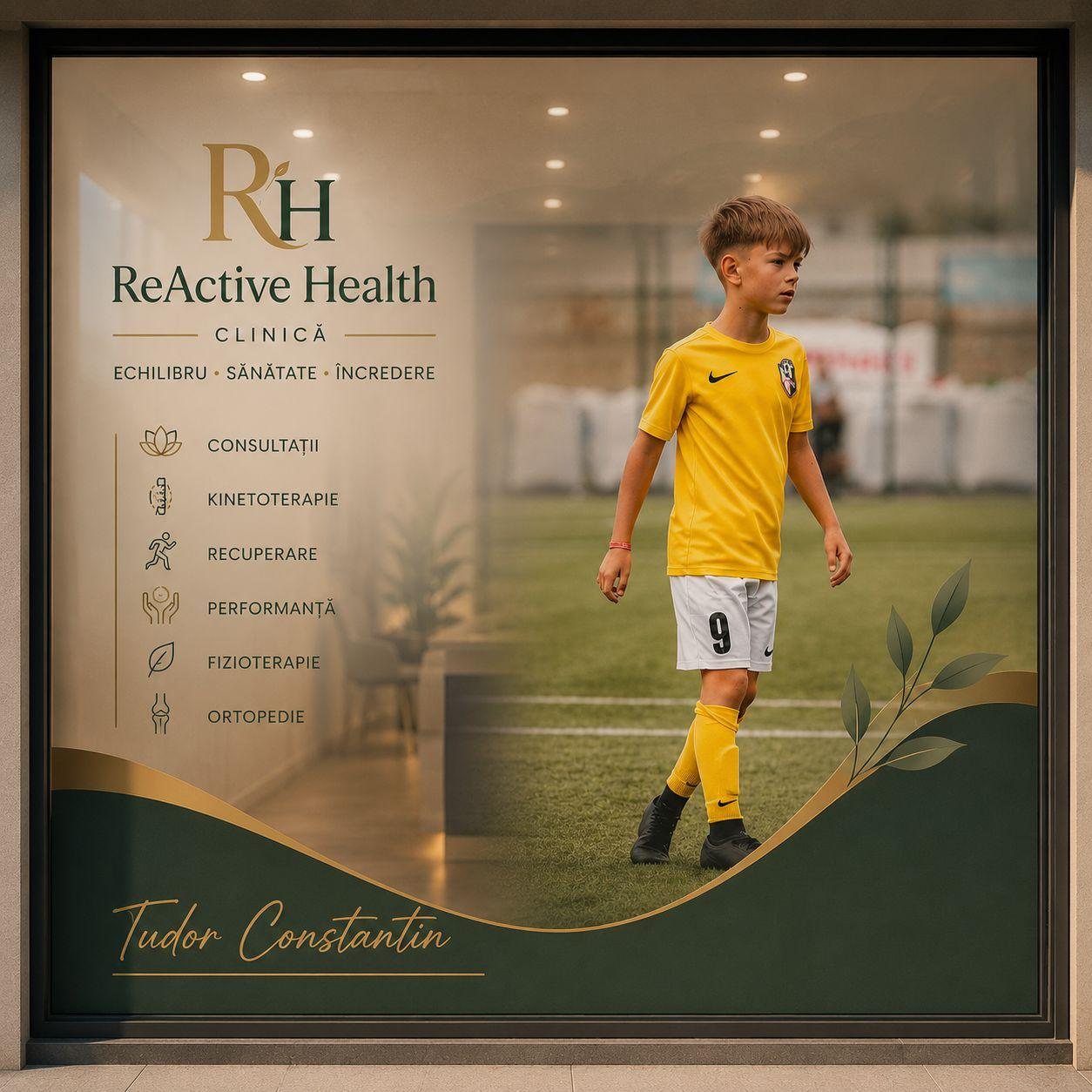 Vitrina clinicii ReActive Health cu Tudor Constantin, fotbalist junior, pe gazon, și ramura de măslin în auriu