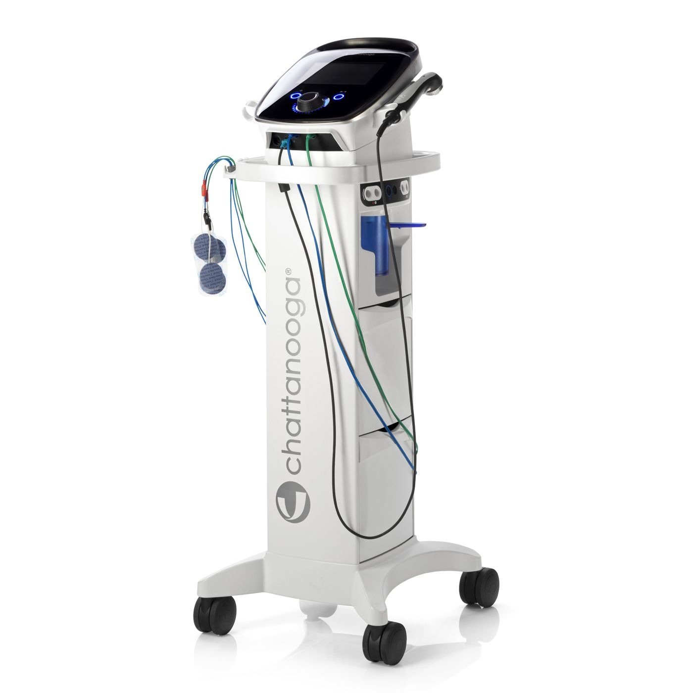 Aparatul Chattanooga Mobile Combo 2 pe căruciorul său cu roți, cu cablurile electrozilor și piesa de ultrasunete