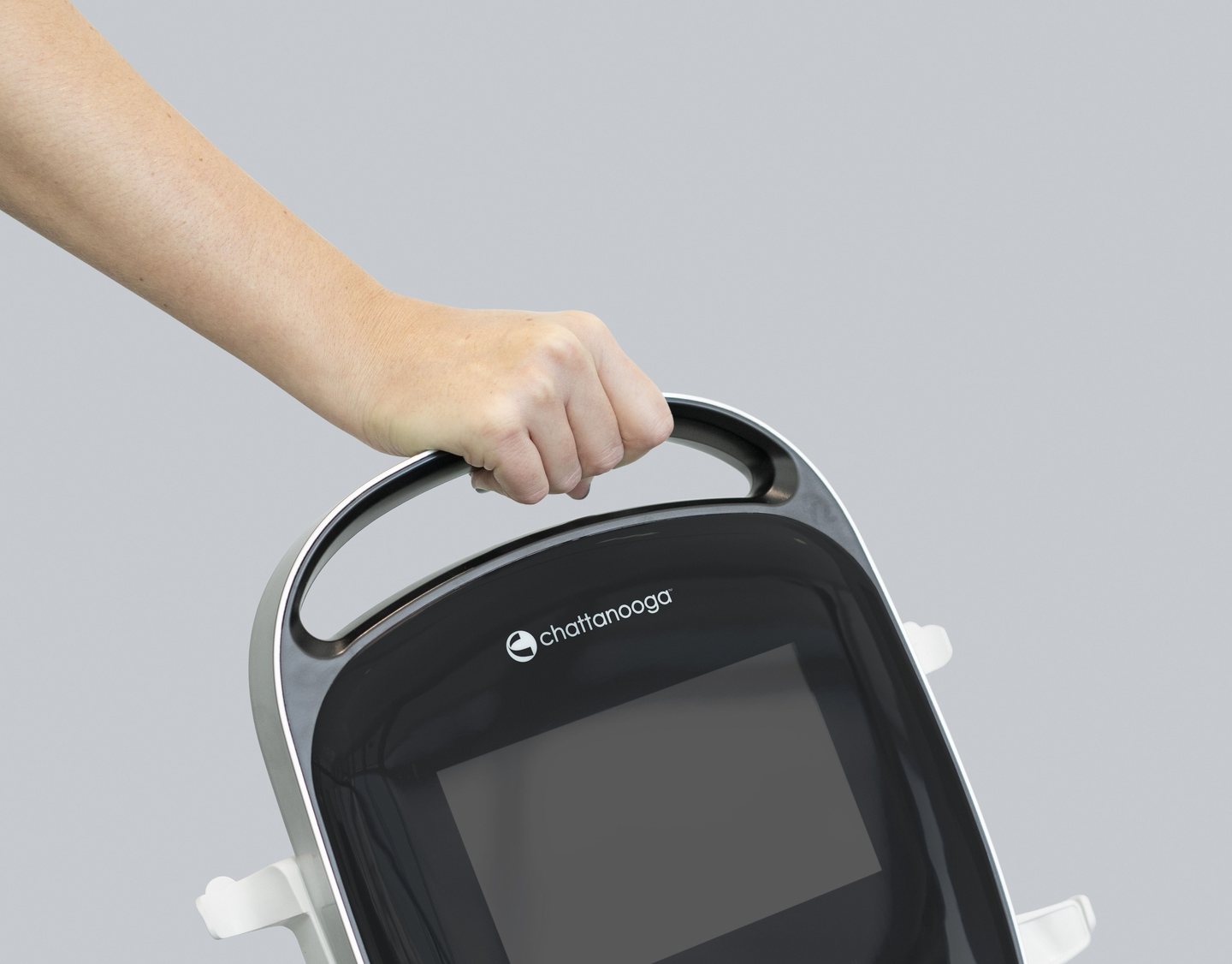 Aparatul Chattanooga Mobile Combo 2 purtat de mâner
